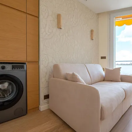 Stunning View On Eiffel Tower With Balcony Παρίσι