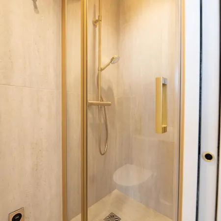 Stunning View On Eiffel Tower With Balcony Παρίσι