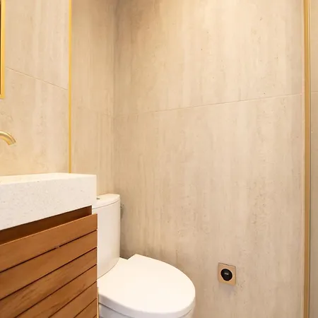 Stunning View On Eiffel Tower With Balcony Παρίσι