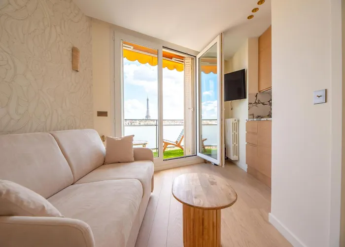 Stunning View On Eiffel Tower With Balcony Apartment